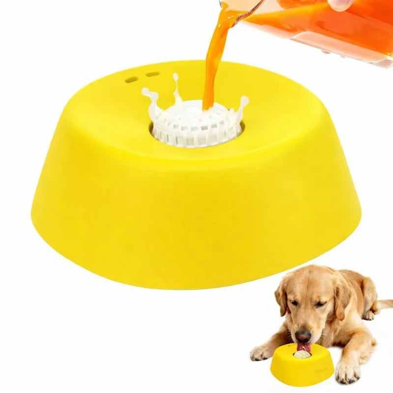 Hund, der Napf mit Ball leckt