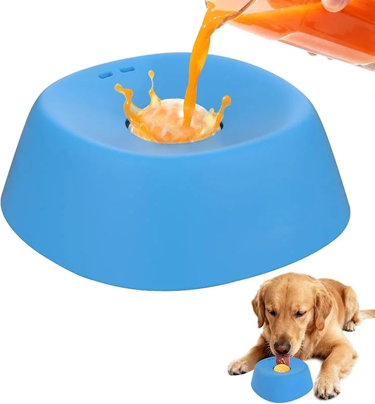 Hund, der Napf mit Ball leckt